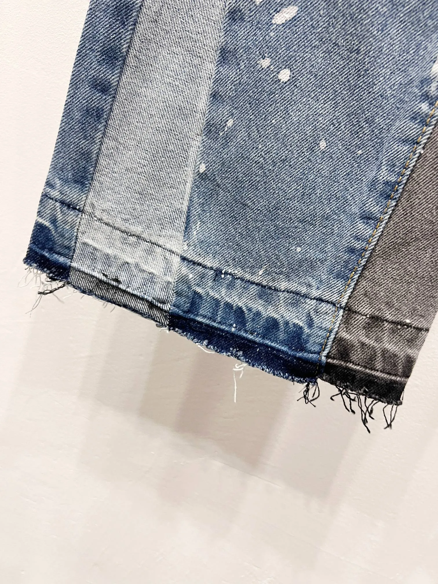 P240 Style number: (A004) GALLERY DEPT. 2025 new splash-ink hand-painted letters splicing couple style loose washed flared jeans 🔥High version🔥High version🔥 Top ceiling quality Styles with different washed textures are very friendly to people with thin legs and thick legs. The slightly flared version is very flattering. Moderate length that never goes out of style, easy to match with casually, basic styling for various styles, a must-have in the wardrobe! The fabric is stiff but also makes the upper body soft without losing texture. The washing process is even more perfect. It is a must-have item for everyone! ! ! Washed wheat, tag, pants label, three complete labels Color: washed black, washed blue Size: 28, 30, 32, 34 (four sizes)